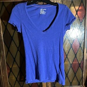 ✨2 for $15✨American Eagle Outfitters blue V-neck t shirt. Size small.